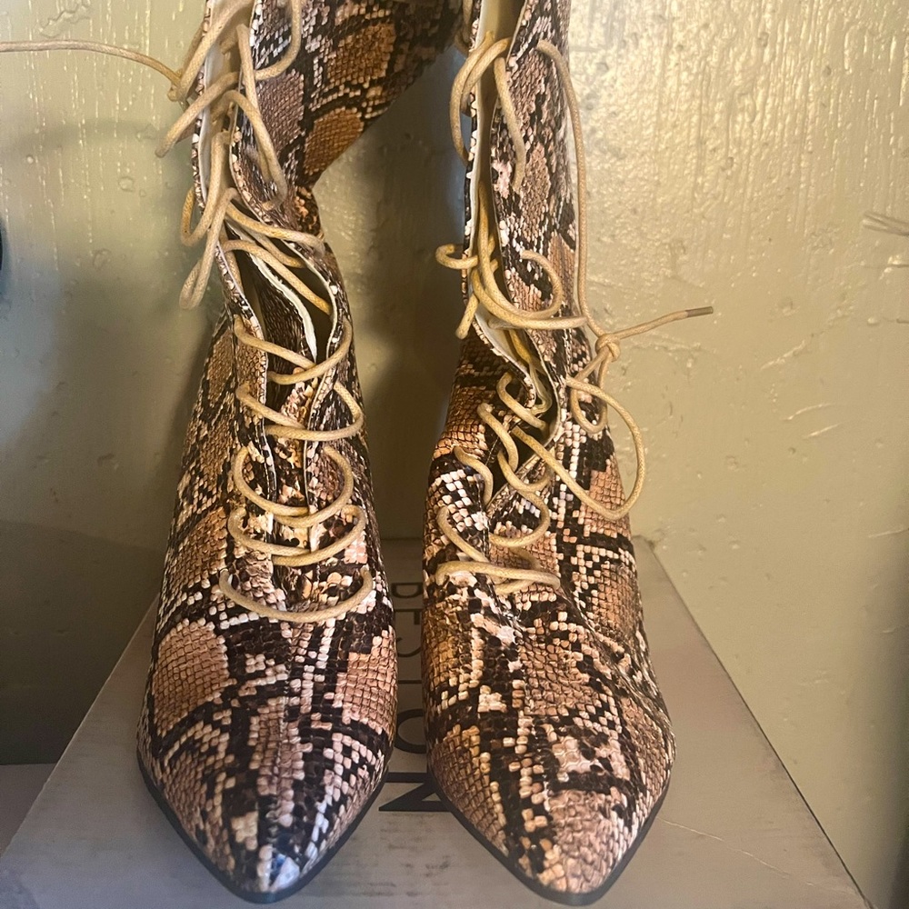 Sneak print booties for women size 42